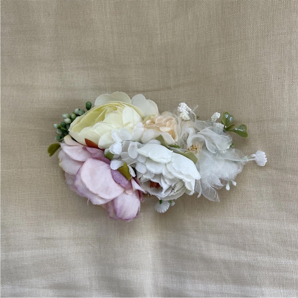 Chic Floral Hair Clip with Pink and White Blooms - Picture 3 of 4